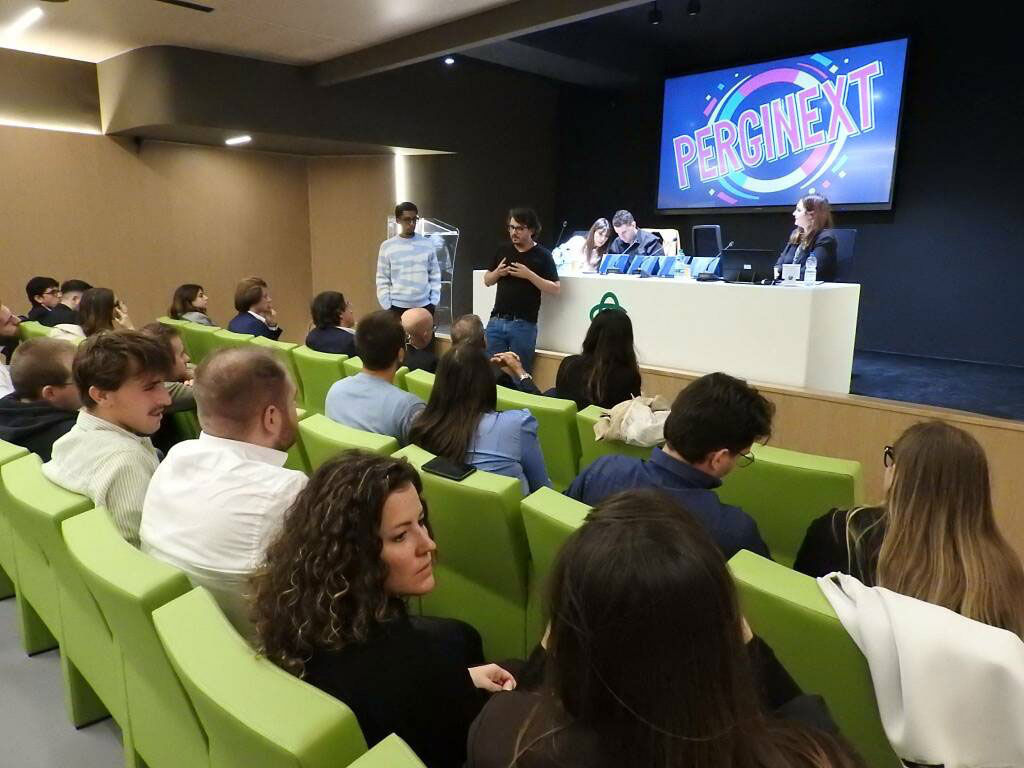 Giovani Soci di Cassa Rurale Alta Valsugana presentano il progetto Perginext durante il confronto tra i gruppi gemellati