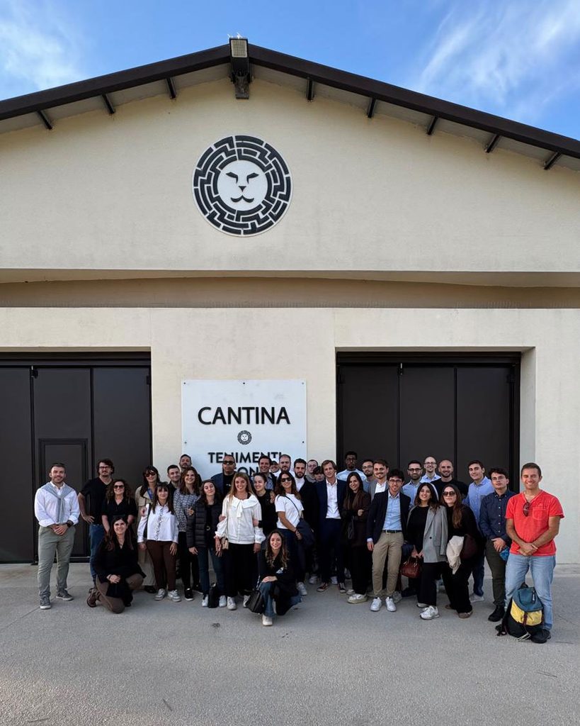 I Giovani Soci dei sei gruppi gemellati davanti a una cantina dei Castelli Romani