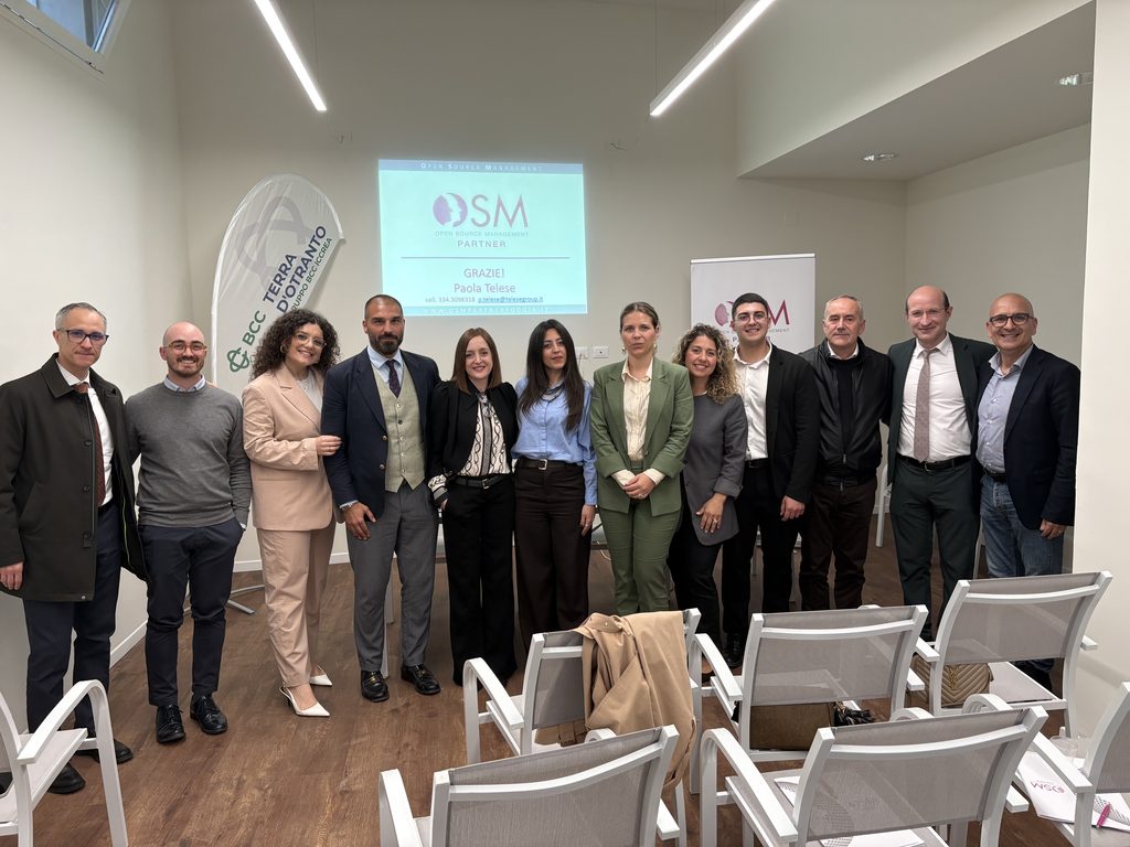Foto di gruppo dei partecipanti al laboratorio organizzato dal Gruppo Giovani Soci BCC Terra d'Otranto a Carmiano